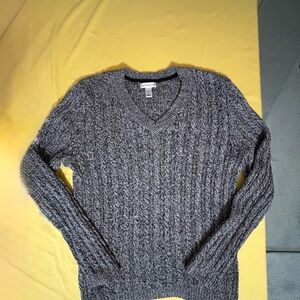 Croft & Barrow Woman’s Charcoal Gray, Cable Knit V-Neck Sweater, PL.  EUC